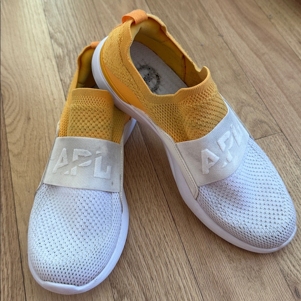 APL Techloom Bliss slip on sneakers/running shoes Mango/Pristine/White  sz W 9.5